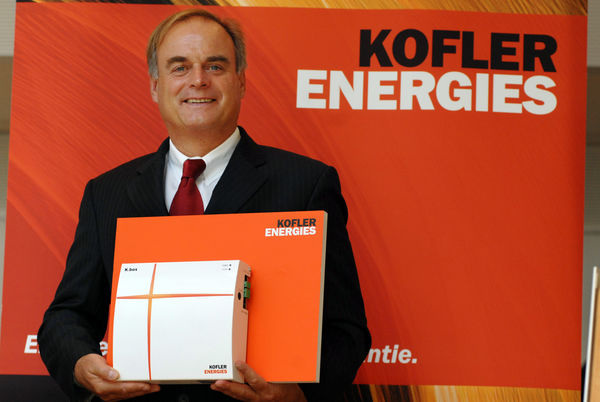 Dr. Georg Kofler, Gründer und Vorstandsvorsitzender der Kofler Energies AG, präsentiert die K.box. - © Kofler Energies
