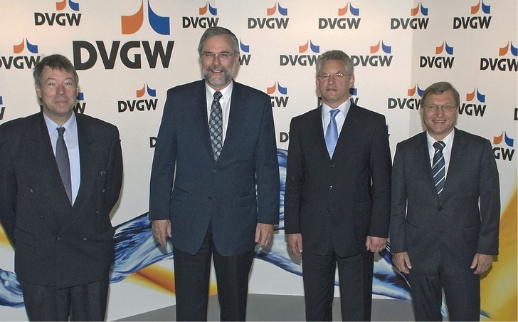 Das neue DVGWPräsidium (v.l.): Jürgen Lenz, Vize­präsident Gas, Bernhard Hörsgen, Präsident, Georg Grunwald, Vizepräsident Wasser und Matthias Krause, Vizepräsident. - © DVGW
