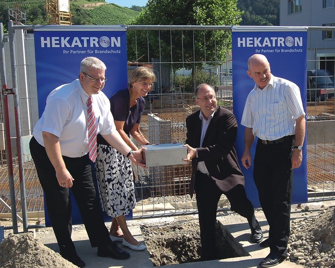 Grundsteinlegung bei Hekatron (v.l.): Geschäftsführer Hekatron Technik Michael Roth, Landrätin Dorothea StörrRitter; Geschäftsführer Hekatron Vertrieb Peter Ohmberger, Sulzburgs Bürgermeister Peter Wehrle.