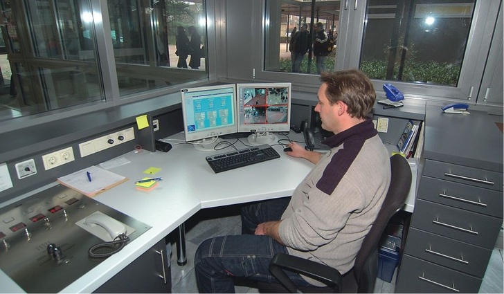 Hausmeister Stefan Ahmann kann alle relevanten Daten am PC kontrollieren.