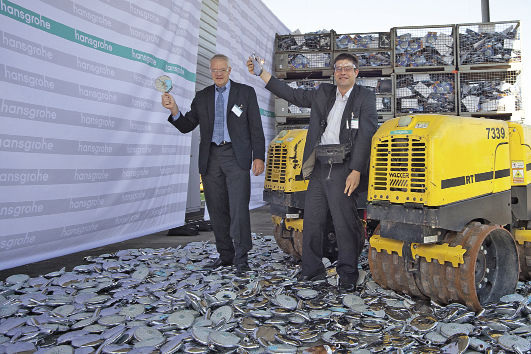 Kein Pardon für Produktkopierer: Bei einer Aktion gegen Produktpiraterie vernichteten die Hansgrohe-Vorstände Richard Grohe (rechts) und Karl-Heinz Hammann beschlagnahmte Raindance-Kopien. - © Hansgrohe
 Kein Pardon für Produktkopierer: Bei einer Aktion gegen Produktpiraterie vernichteten die Hansgrohe-Vorstände Richard Grohe (rechts) und Karl-Heinz Hammann beschlagnahmte Raindance-Kopien.