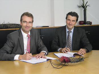 Besiegeln die Partnerschaft (v.l.): Karlheinz Reitze, Geschäftsführer Stiebel Eltron, und Heiko Folgmann, Executive Vice President Uponor Zentral- und Osteuropa.