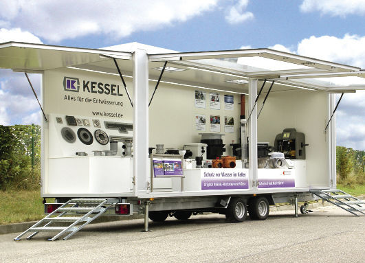 Mit dem neuen Kessel-Präsentationswagen sollen Kunden Entwässerungstechnik sehen, verstehen, ausprobieren und anfassen. - © Kessel
