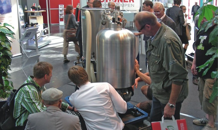 Sunmachine zieht Besucher an, auch wenn die Produktionszahlen noch weit unter den Zielwerten liegen.