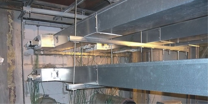 G+H Isolierung: Wanddurchführungen des Elektro-Installationskanals Pyroment IK90 Typ BD bei der I120-Prüfung im Beobachtungsraum.