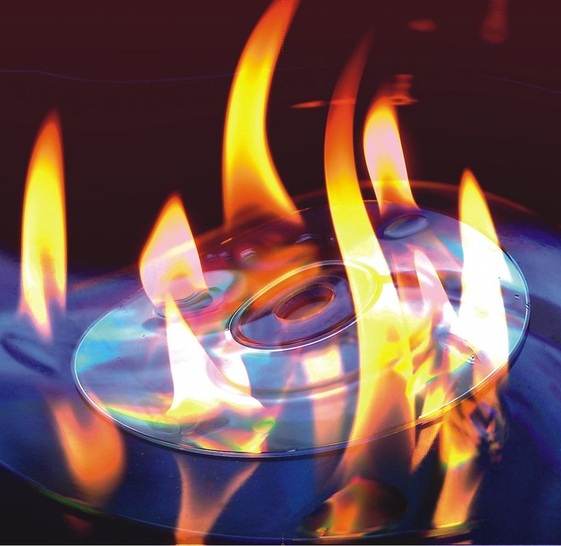 ESSA: Brennende Speichermedien — ein Szenario mit immensen Folgen. ECB.S-zertifizierte Systeme mit der Bezeichnung garantiert Feuersicherheit. - © ESSA
 ESSA: Brennende Speichermedien — ein Szenario mit immensen Folgen. ECB.S-zertifizierte Systeme mit der Bezeichnung garantiert Feuersicherheit.