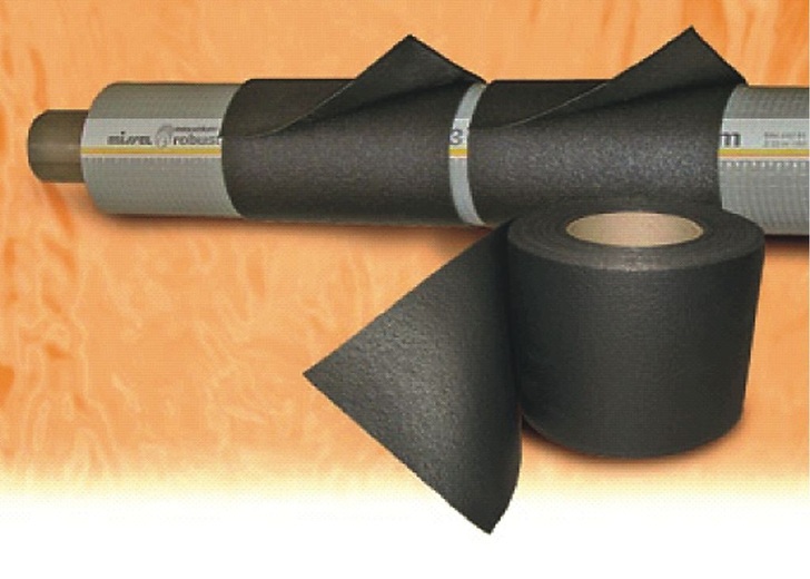 Missel: R90-Brandschutz-Rohrabschottung BSM-D auf gedämmten Rohren montiert.