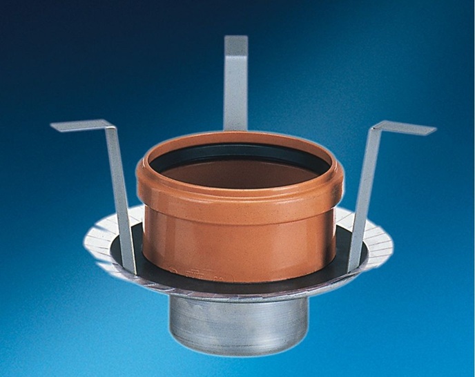 Das Dallmer-Brandschutzelement wird in die Kernbohrung bzw. Deckenaussparung eingehängt und seitlich verfüllt. Der fächerartige Kranz verhindert das Durchfallen der Füllmasse. - © Dallmer
 Das Dallmer-Brandschutzelement wird in die Kernbohrung bzw. Deckenaussparung eingehängt und seitlich verfüllt. Der fächerartige Kranz verhindert das Durchfallen der Füllmasse.