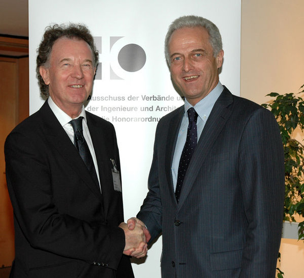 Der AHO-Vorstandsvorsitzende Ernst Ebert und Bundesbauminister Dr. Peter Ramsauer.