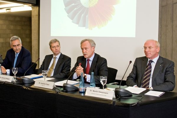 Pressekonferenz “Klimaschutzdialog Wirtschaft und Politik“ (v.l.): Peter Löscher, Vorstandsvorsitzender der Siemens AG, Bundesumweltminister Dr. Norbert Röttgen, Dr. Joachim Faber, Vorstandsmitglied der Allianz SE, und Dr. Martin Viessmann, Inhaber der Viessmann Werke. - © Thomas Koehler / photothek.net
