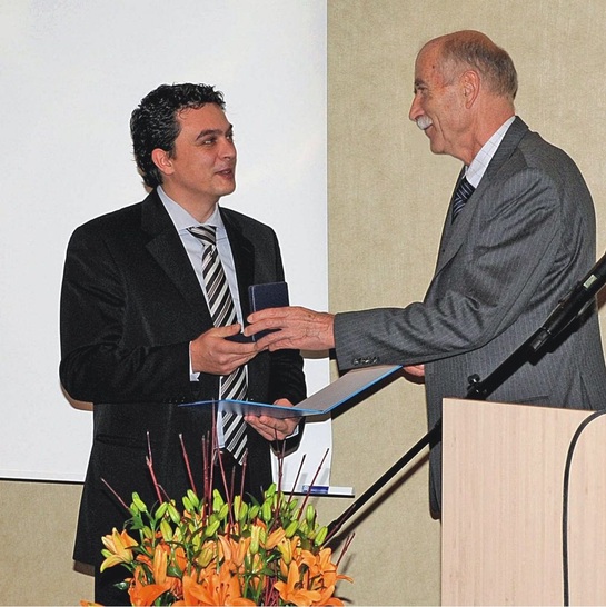 Ausgezeichnet: Dr.-Ing. Konstantinos ­Stergiaropoulos (links) erhält den VDI-Ehrenring von Prof. Dr.-Ing. Bernd-Robert Höhn.