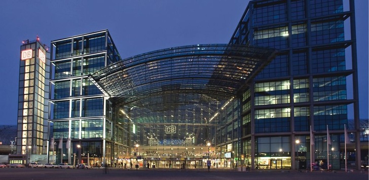 Emco: Großauftrag für 20000 m² Kühldeckensysteme für die Bügelbauten am Berliner ­Hauptbahnhof.