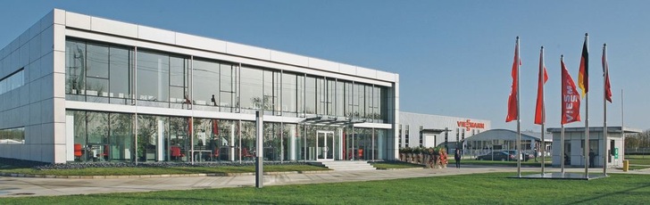 300 Mitarbeiter arbeiten im neuen Viessmann Werk Dachang. Ab 2012 soll die Produktion von 650000 auf 1 Mio. Vakuumröhren pro Jahr gesteigert werden.