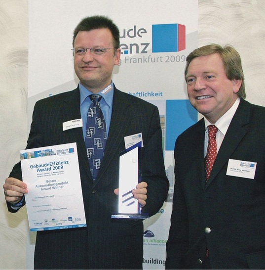 Verleihung des „GebäudeEffizienz Award für Gebäudeautomation“: Der Vorsitzende der Jury, Prof. Dr. Rainer Hirschberg (rechts), und Hans Symanczik, Bereichsleitung Marketing Vertrieb bei Kieback&Peter.