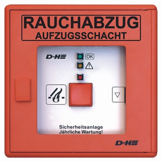 Neben der automatischen Branddetektion zur Öffnung des Rauchabzugs im Aufzugsschacht ist die Aktivierung des Lift-Smoke-Control-Systems von D+H auch per Knopfdruck möglich.