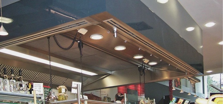 Reven: Für die Küchenerweiterung, für Satellitenküchen und fürs Frontcooking-Büffet ist die anschlussfertige Umlufthaube eine prädestinierte Lösung. Gereinigt und von Gerüchen befreit, strömt die unten angesaugte Luft oben in den Raum zurück. - © Reven
 Reven: Für die Küchenerweiterung, für Satellitenküchen und fürs Frontcooking-Büffet ist die anschlussfertige Umlufthaube eine prädestinierte Lösung. Gereinigt und von Gerüchen befreit, strömt die unten angesaugte Luft oben in den Raum zurück.