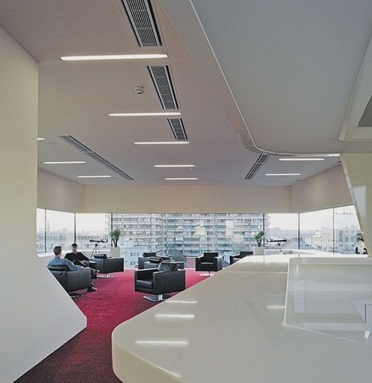 Trox: Deckeninduktionsdurchlässe der Serie DID312 für Luft-Wasser-Systeme ermöglichen eine komfortable Klimatisierung von Räumen mit hoher Kühllast unter Nutzung der energetischen Vorteile von Wasser als Medium zur Lastabfuhr.