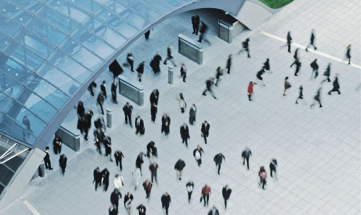 Sicherheitsbeleuchtungsanlagen, Personenaufzüge, Rauchabzugs-, Brandmelde- und Alarmierungsanlagen müssen im Brandfall 30 Minuten lang funktionsfähig bleiben. Nach dieser Zeit geht der Gesetzgeber davon aus, dass die Selbstrettung der Gebäude­nutzer abgeschlossen ist.