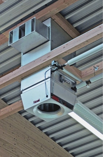 Die dezentralen Lüftungsgeräte mit Energierückgewinnung der Mehrzweckhalle Goldbach wurden mit Zu- und Abluftschalldämpfern ausgerüstet, um auch „leise“ Veranstaltungen zu ermöglichen. Air-Injector-Luftdurchlässe sorgen für eine zugfreie Luftverteilung im Aufenthaltsbereich und für eine geringe Temperaturschichtung.