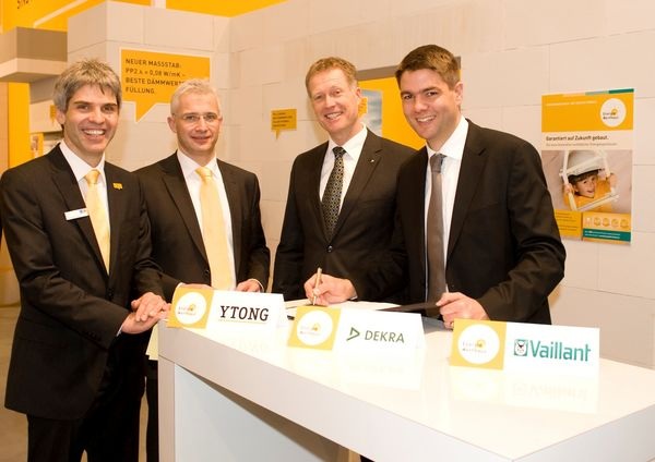 Alexander Wiest, Vertriebsleiter Energiewerthaus Xella Deutschland, Markus Blum Geschäftsführer Vertrieb Xella Deutschland, Lothar Kreutz, Geschäftsführer Dekra Industrial, und Dr. Marc Andree Groos, Geschäftsführer Vaillant Deutschland.