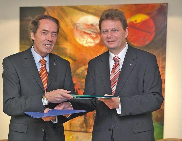 Übergabe des unterzeichneten Kooperationsvertrages (v.l.): Hermann W. Brennecke, Vorsitzender der Geschäftsführung der Grundfos GmbH, und Ralph-Peter Hänisch, Vorsitzender der Geschäftsführung der DB Services.