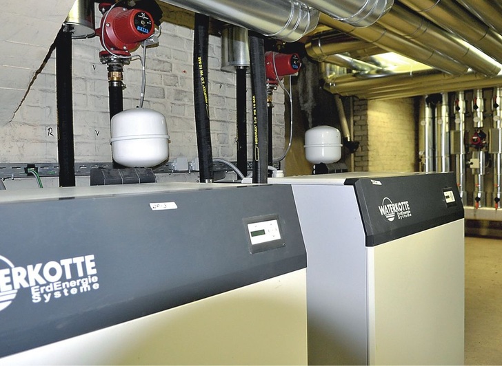 SolarWorld-Zentrale Bonn: Die Arbeitsplätze verteilen sich auf die Freiräume zwischen außer Dienst gestellten Wasseraufbereitungsanlagen. Vier Grundwasser-Wärmepumpen von Waterkotte bedienen den Hoch- und Niedertemperaturkreis.