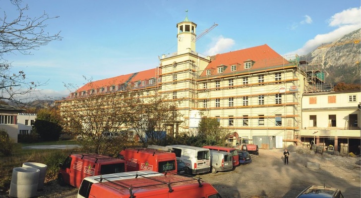 Bild 1 Das Stadtbild prägend durfte die Fassade des ehemaligen Krankenhauses im Zentrum nicht verändert werden, sodass die notwendige Fassadendämmung komplett innen angebracht werden musste