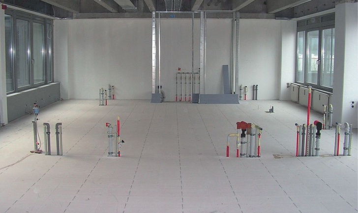 Bei hohem horizontalen Installationsaufwand in der Bodenebene sind Systemböden eine äußert effektive Lösung.