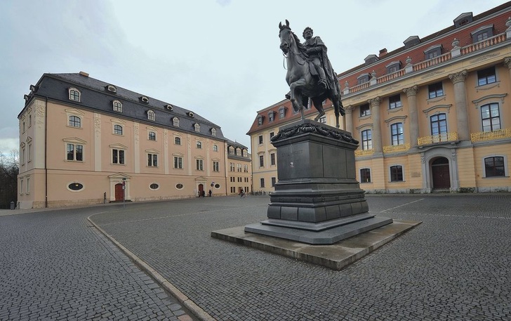 Bild 1 Der Platz der Demokratie in Weimar mit der Herzogin Anna Amalia Bibliothek (links).