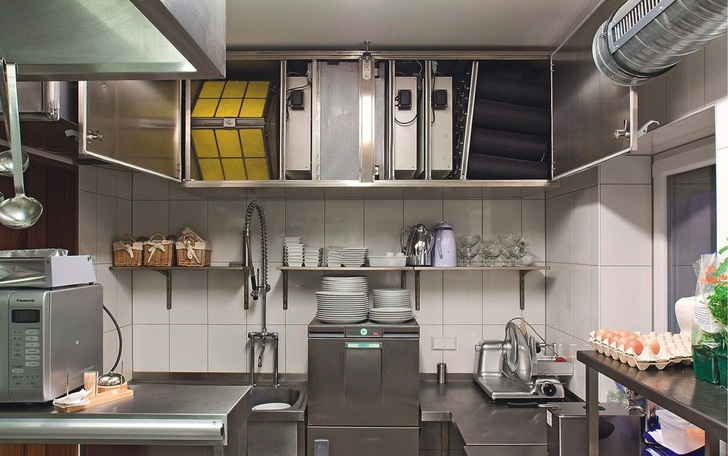 Bild 1 Mit PlasmaNorm by Bäro in drei Stufen zur sauberen und ­geruchsfreien ­Küchenabluft: Vorfilterung, Plasma-Stufe, Aktivkohlefilter (v.l.). Die Reinigungstechnik kann in jedem Küchenabluftsystem ­nachgerüstet werden.