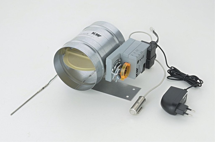 Kutzner + Weber: Die Ofenregelung „Compact“ besteht aus Stellantrieb mit integrierter Regelelektronik, Abgastemperaturfühler und Zuluftklappe. - © Kutzner + Weber
 Kutzner + Weber: Die Ofenregelung „Compact“ besteht aus Stellantrieb mit integrierter Regelelektronik, Abgastemperaturfühler und Zuluftklappe.