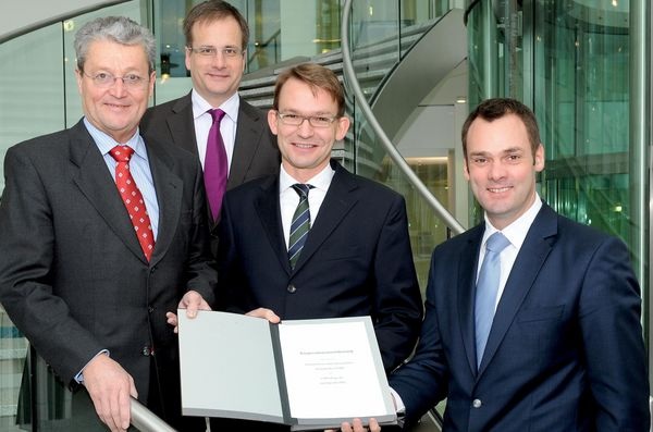 Haben Kooperation vereinbart (v. l.): Manfred Stather (ZVSHK-Präsident), Sebastian Jochem (Leiter Marketing-Services, E.on Ruhrgas), Elmar Esser (Hauptgeschäftsführer ZVSHK) und Henning R. Deters (Vertriebsvorstand E.on Ruhrgas).