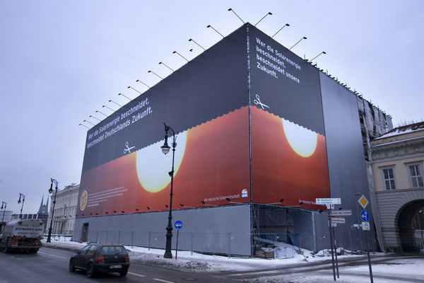 Die Solarbranche macht mobil gegen Bundesumweltminister Röttgens drastische Kürzungspläne bei der Solarstrom-Förderung. In Berlin wurde ein Großplakat mit dem Kampagnenmotiv unweit des Regierungsviertels installiert. - © BSW-Solar/Pischell
