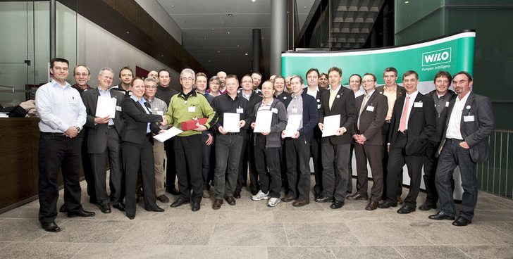Nach zwei Jahren Fortbildung erhalten Wilo-Mitarbeiter vom VDI Wissensforum das Zertifikat zum „Anwendungsberater Gebäudeautomation VDI<sup>WF</sup>“. - © Wilo SE / VDI Wissensforum
 Nach zwei Jahren Fortbildung erhalten Wilo-Mitarbeiter vom VDI Wissensforum das Zertifikat zum „Anwendungsberater Gebäudeautomation VDIWF“.
