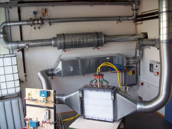 Forscher an der Uni Kassel entwickeln ein Absorbersystem zum Heizen und Kühlen von Niedrigenergiegebäuden. (Quelle: Uni Kassel)