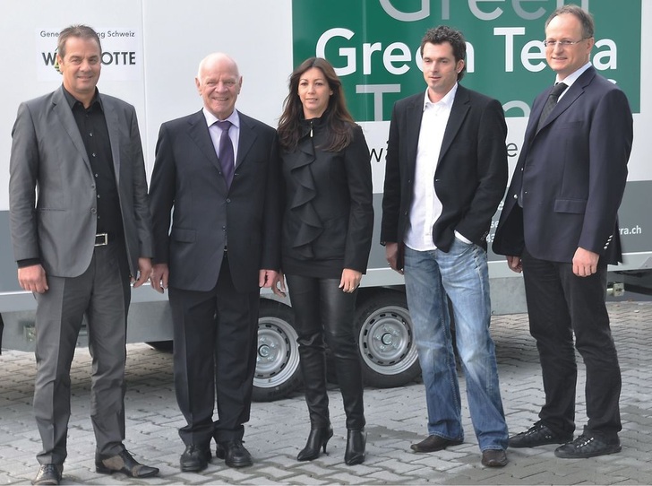 Bei der Gründung der Green Terra Holding AG: Hans-Jürg Wasescha (Geschäftsführung Green Terra), Klemens Waterkotte, Marnya Waterkotte, Iwan Goldmann (Leiter Geothermie), Marcel Wieser (Geschäftsleitung Finanzen). - © Waterkotte
 Bei der Gründung der Green Terra Holding AG: Hans-Jürg Wasescha (Geschäftsführung Green Terra), Klemens Waterkotte, Marnya Waterkotte, Iwan Goldmann (Leiter Geothermie), Marcel Wieser (Geschäftsleitung Finanzen).
