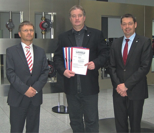 BHKS-Hauptgeschäftsführer Günther Mertz, Ralf Brechmann, Geschäftsführer der Grundfos GmbH und André Schweitzer, Leiter KAM Gebäudetechnik Großobjekte bei Grundfos, bei der Unterzeichnung der Haftungsübernahmevereinbarung. - © BHKS
 BHKS-Hauptgeschäftsführer Günther Mertz, Ralf Brechmann, Geschäftsführer der Grundfos GmbH und André Schweitzer, Leiter KAM Gebäudetechnik Großobjekte bei Grundfos, bei der Unterzeichnung der Haftungsübernahmevereinbarung.