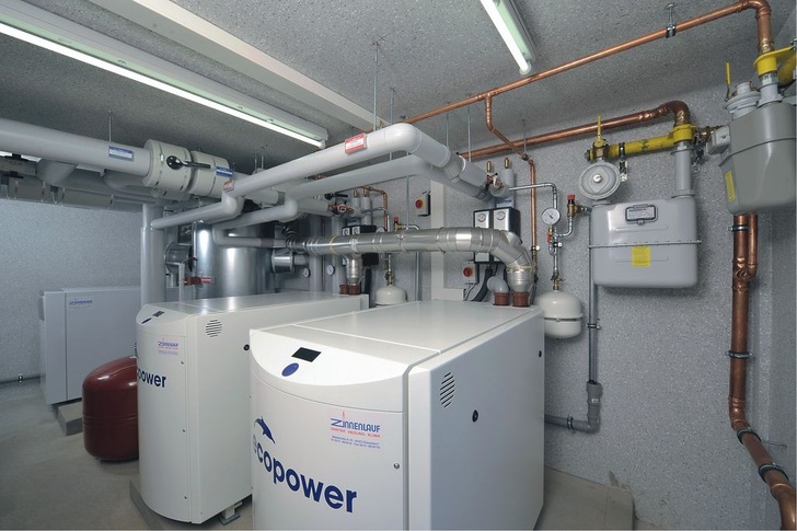 Nahwärmezentrale mit zwei modulierenden ecopower Mini-BHKWs für die thermische Grundlast und ein Gas-Brennwertheizkessel für den darüber hinausgehenden Wärmebedarf. - © PowerPlus Technologies
