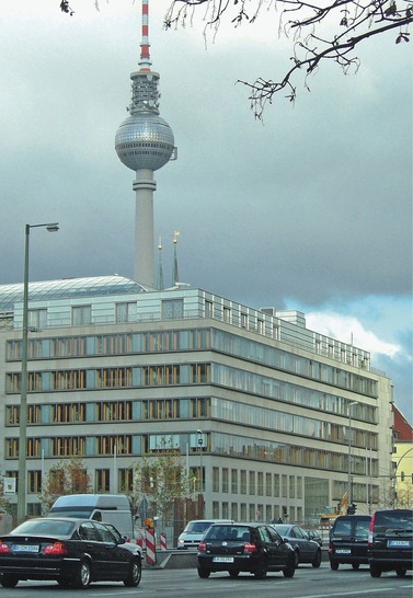Bild 1 Das Haus der Deutschen Wirtschaft in Berlin wurde vor zehn Jahren mit einer Regenwassernutzungsanlage ausgerüstet. - © Klaus W. König
