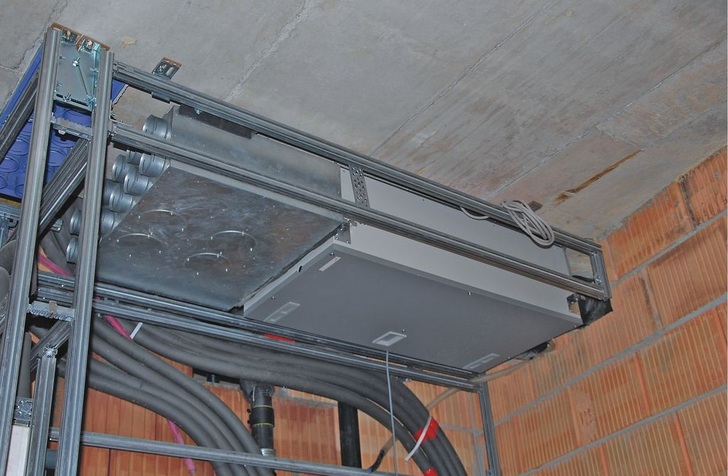 Zehnder: ComfoAir 200 kann platzsparend in einer abgehängten Trockenbaudecke oder vertikal an der Wand installiert werden. - © Zehnder
