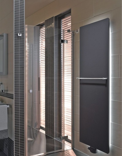 Bemm: Hinterleuchtete Planheizwand Plawa.