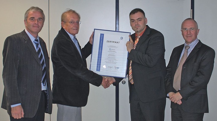 Systemair: Kurt Maurer, Geschäftsführer Systemair, Karsten Müller, Leadauditor für Managementsysteme des TÜV Süd, Andreas Heyne, Qualitätsmanagementbeauftragter bei System­air und Thomas Reuter, Leadauditor für Managementsysteme des TÜV Süd, bei der Zertifikatsübergabe.