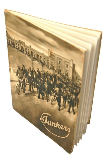 Auch in der Darstellung seines Unternehmens war Technikpionier Hugo Junkers seiner Zeit voraus: Die “Imagebroschüre“ von Junkers & Co. aus dem Jahr 1913 und ein Blick in damalige Montagehalle in Dessau.