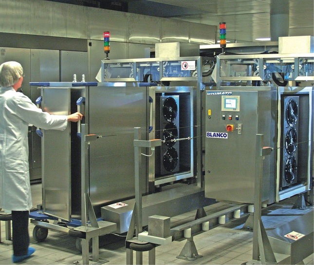 Das Speisenverteilsystem Blanco-Ice ermöglicht auch, während der Portionierung die Speisen in Regalwagen per Umluft HACCP-gerecht, durch indirekte Flüssigeis-Kühlung der Regalwagen, kalt zu halten.