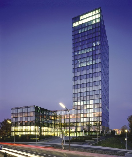 Bild 1 Architektonische Raffinessen und eine im Hintergrund arbeitende ­intelligente Gebäudetechnik kennzeichnen die neue Konzernzentrale des Süddeutschen Verlages in München.