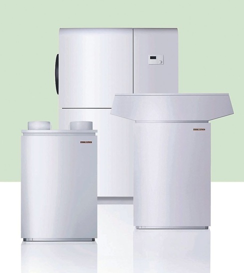 Stiebel Eltron: Modulierende Hocheffizienz-Luftwärmepumpe WPL HT als teilbare Kompaktversion (Hintergrund) oder als Grundgerät mit Zubehör für die Innen- (links) oder Außenaufstellung (rechts).