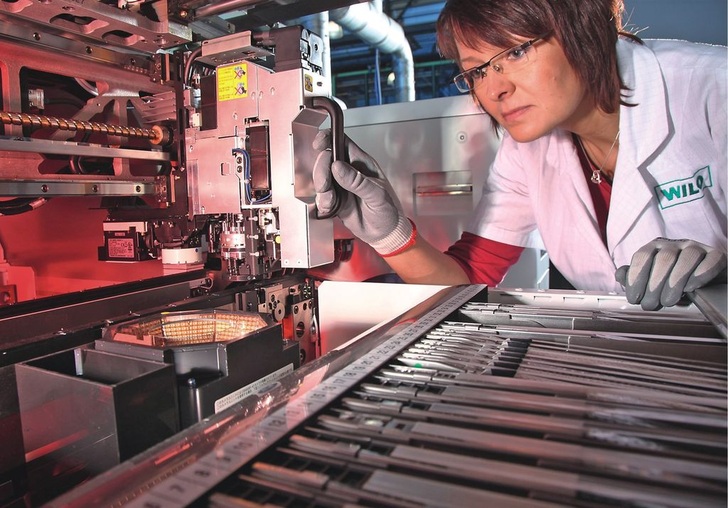 Mit einem neuen ­Bestückungsautomaten hat Wilo seine Elektronik­fertigung am Standort Dortmund erweitert.