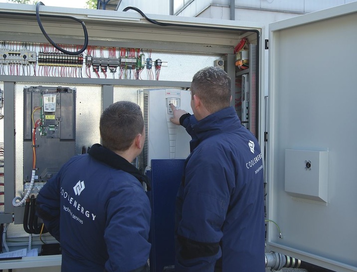 Für die Serverraumklimatisierung in der Alten Hopfenpost ­installierte das Technikteam von CoolEnergy spezielle EDV-Lüftungsgeräte. Der luftgekühlte Kaltwassersatz wurde im Außenbereich aufgestellt. - © CoolEnergy
