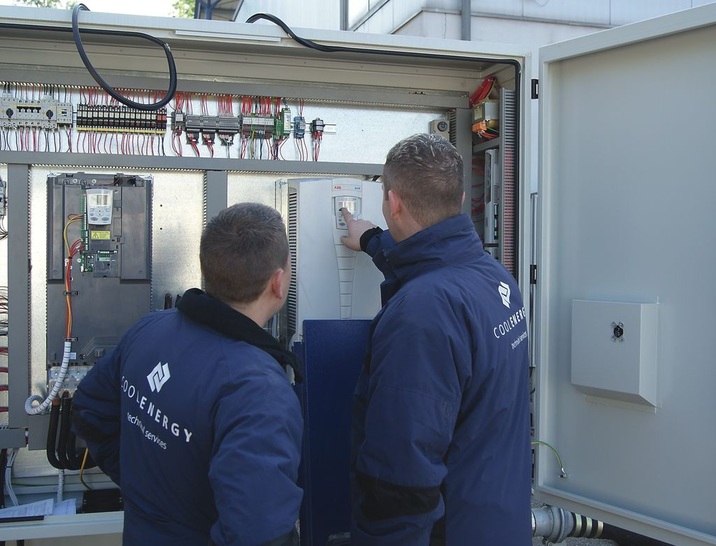 Für die Serverraumklimatisierung in der Alten Hopfenpost ­installierte das Technikteam von CoolEnergy spezielle EDV-Lüftungsgeräte. Der luftgekühlte Kaltwassersatz wurde im Außenbereich aufgestellt.