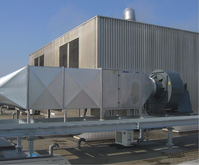 Bild 2 Der mehrstufige Kanalabscheider (rechts) entfernt Fettreste aus der Abluft und beseitigt mithilfe von UV-Strahlen Gerüche.